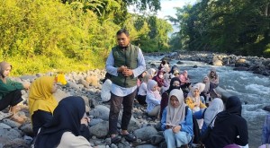 Mahasiswa Tadris IPA UIN KHAS Jember Laksanakan Praktikum Pengukuran Produktivitas Primer Perairan di Sungai Kalijompo